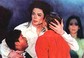 Michael-Jackson-With-Kids.jpg